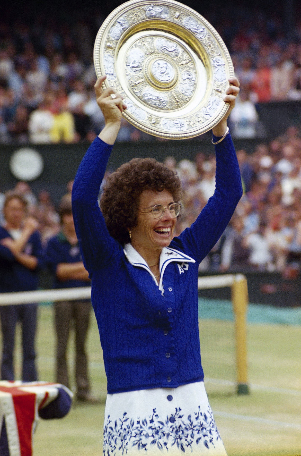 1975: Billie Jean King wins 6th Wimbledon singles title